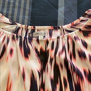 Elastic 3/4 sleeve, knot tied waist.